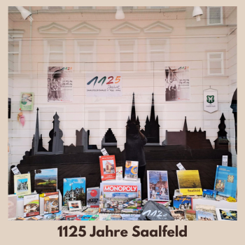 Schaufenster der Bibliothek mit Medien über Saalfeld und Dekoration